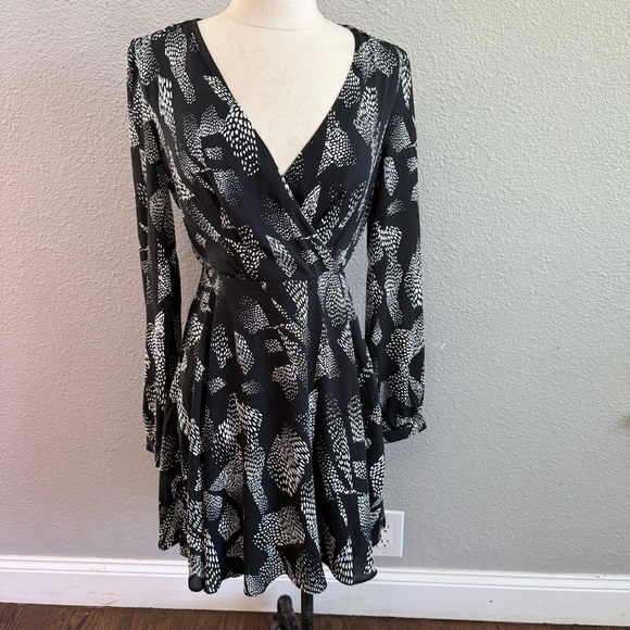 Express Wrap Dress Size XS Keyhole Back EUC - Picture 1 of 5